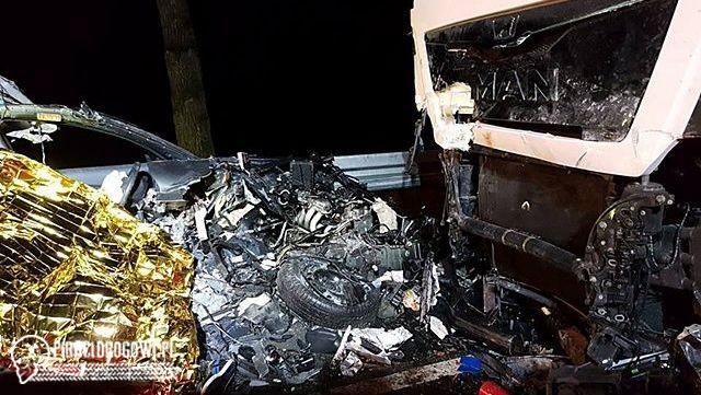 Dwie ofiary śmiertelne po zderzeniu osobówki z tirem