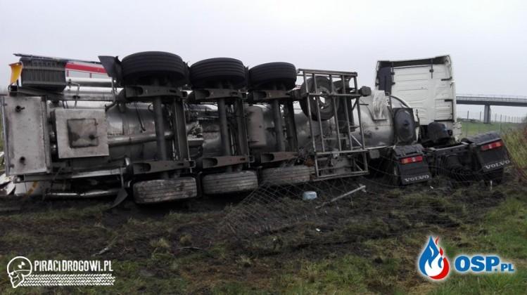 Na autostradzie A2 pojazd obsługi autostrady zderzył się z cysterną