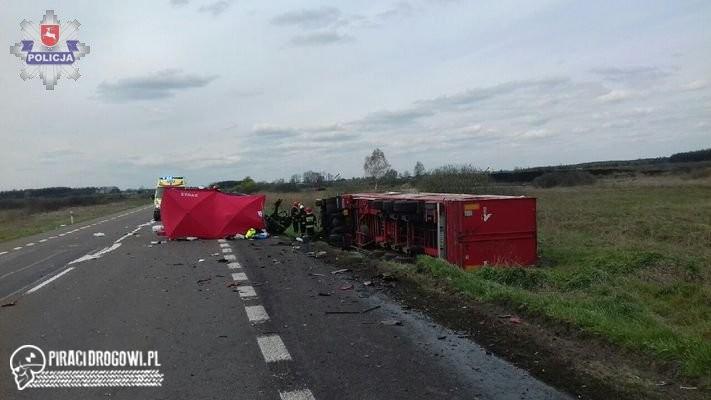 Oplem czołowo zderzyła się z tirem. Młoda kobieta zginęła na miejscu