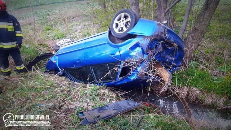 Kilkukrotnie dachowała i wylądowała w potoku