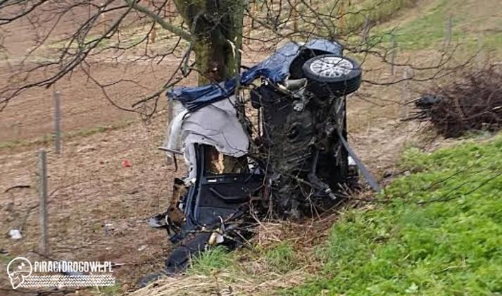 18-letni kierowca BMW zginął w wypadku. Samochód rozpadł się na dwie części!