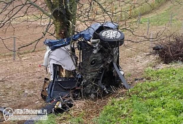 18-letni kierowca BMW zginął w wypadku. Samochód rozpadł się na dwie części!
