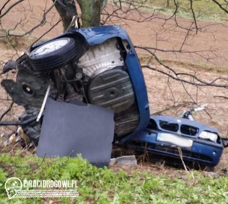 18-letni kierowca BMW zginął w wypadku. Samochód rozpadł się na dwie części!