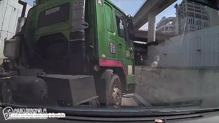 Ciężarówka zmiażdżyła samochód osobowy w Singapurze