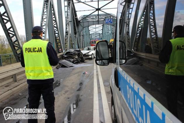 Pijany wyprzedzał na moście i doprowadził do czołówki