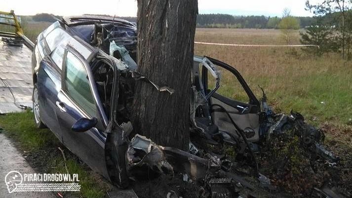 Kierowca nie miał szans po wbiciu się alfy w drzewo