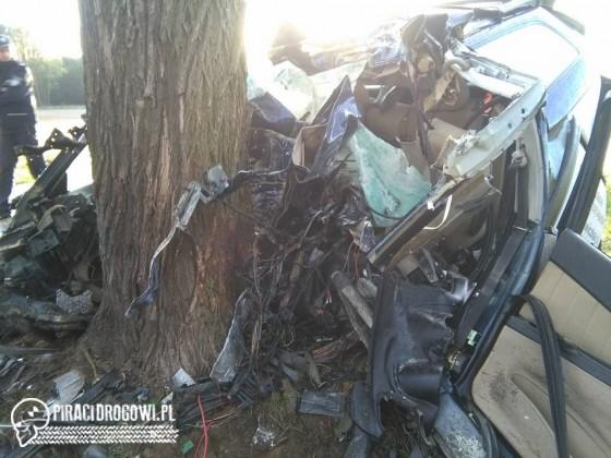 Kierowca nie miał szans po wbiciu się alfy w drzewo