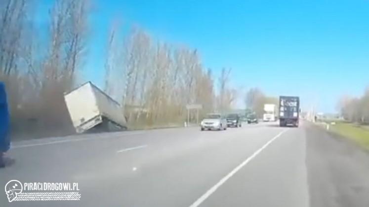 Kierowca tira zasnął i wjechał do rowu