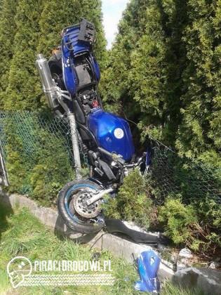 Zaparkował motocykl na płocie - pionowo!