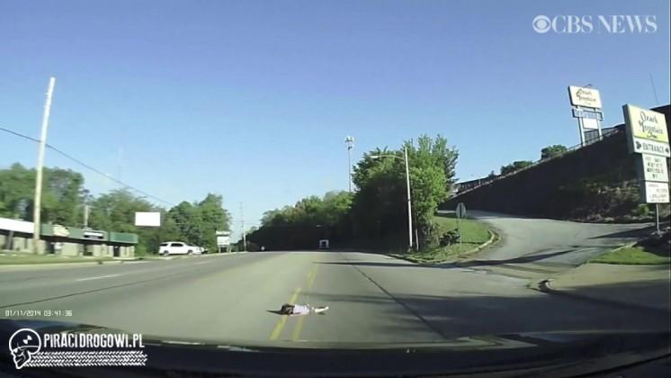 Nikt nie zauważył, że dziecko wypadło z autobusu