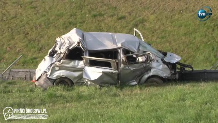 Bus spadł ze skarpy i koziołkował. W środku było 8 osób.