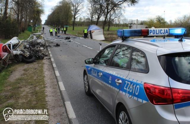 W zmiażdżonym przez tira samochodzie zginął 19-latek