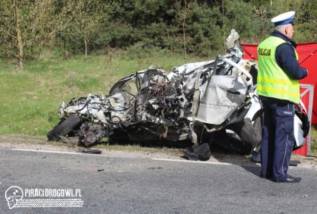 W zmiażdżonym przez tira samochodzie zginął 19-latek