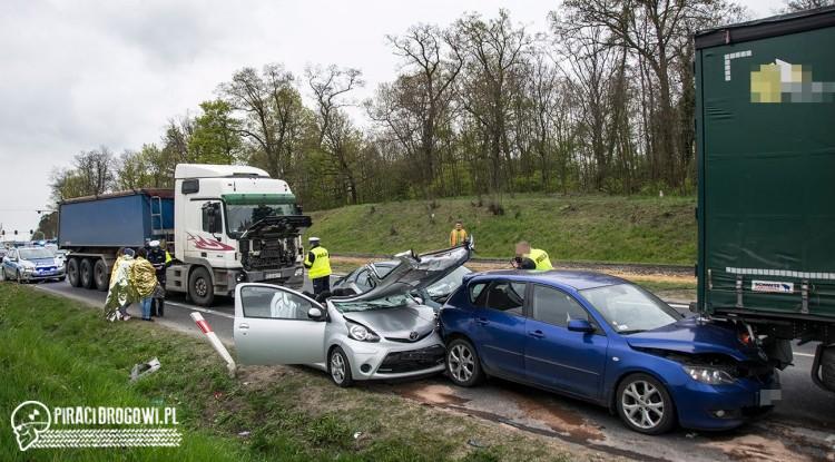 Wbił się tirem w tył osobówki. Efekt domina na DK nr 3 w m. Biedrzychowa