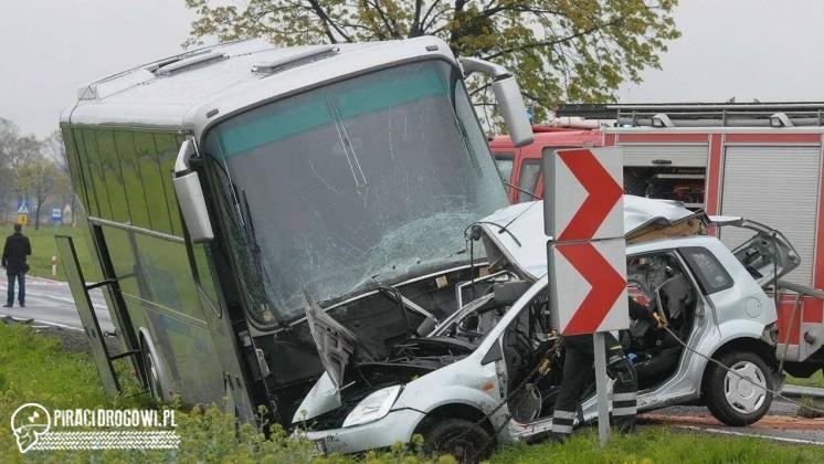 Autokar pełen dzieci czołowo zderzył się z osobówką. Jedna osoba zginęła