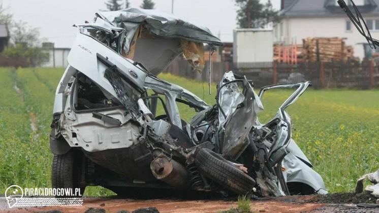 Autokar pełen dzieci czołowo zderzył się z osobówką. Jedna osoba zginęła