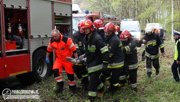 Młody człowiek roztrzaskał się o drzewo