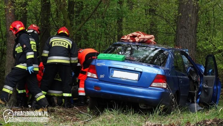Młody człowiek roztrzaskał się o drzewo