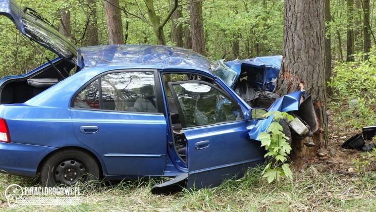 Młody człowiek roztrzaskał się o drzewo
