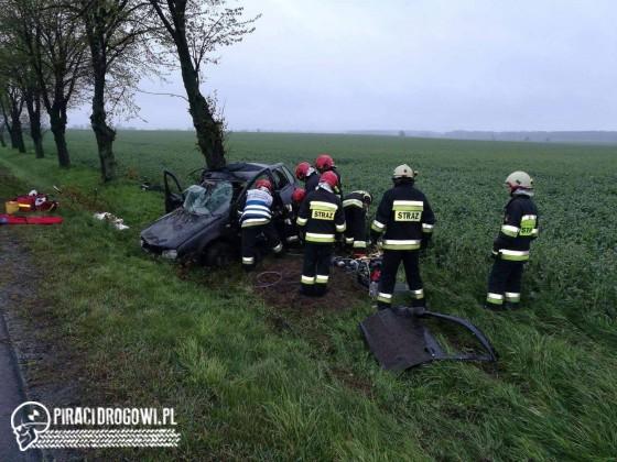 Golf roztrzaskał się o drzewo. Zginął pasażer. Na miejscu był śmigłowiec LPR