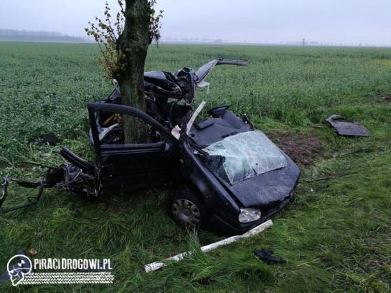 Golf roztrzaskał się o drzewo. Zginął pasażer. Na miejscu był śmigłowiec LPR
