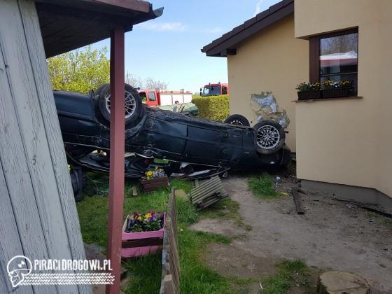 Wyprzedzanie na zakręcie i dachowanie w ogrodzie. Z dwójką dzieci w środku!