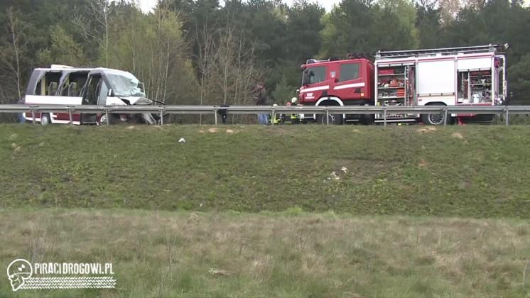 Czołowe zderzenie podczas wyprzedzania. Kierowca volkswagena golfa zginął.