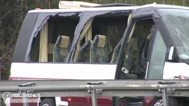 Czołowe zderzenie podczas wyprzedzania. Kierowca volkswagena golfa zginął.