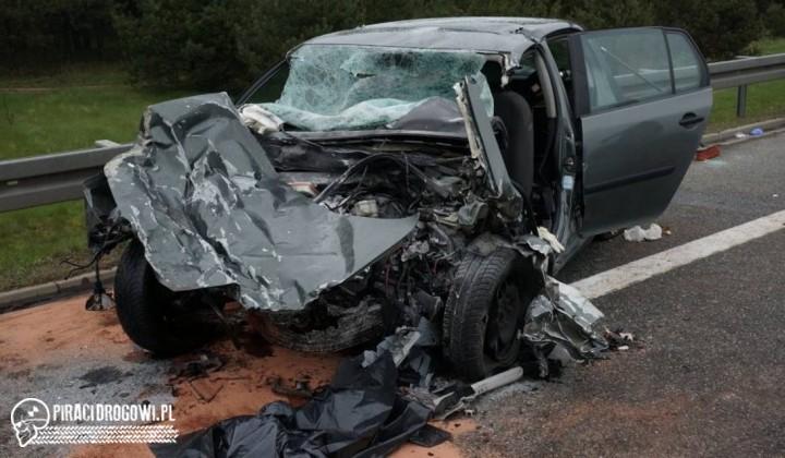 Czołowe zderzenie podczas wyprzedzania. Kierowca volkswagena golfa zginął.