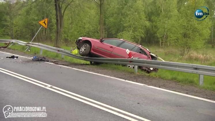 Cztery osoby ranne po wypadku na Dolnym Śląsku. Samochód zawisł na barierze.