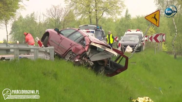 Cztery osoby ranne po wypadku na Dolnym Śląsku. Samochód zawisł na barierze.