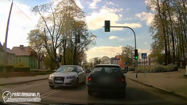 Idiota wyprzedzając na pasach idzie na czołówkę