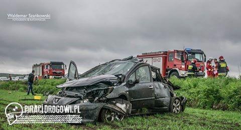 Dachował na podwójnym gazie. Razem z pasażerem trafił do szpitala