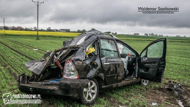 Dachował na podwójnym gazie. Razem z pasażerem trafił do szpitala