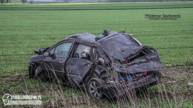 Dachował na podwójnym gazie. Razem z pasażerem trafił do szpitala