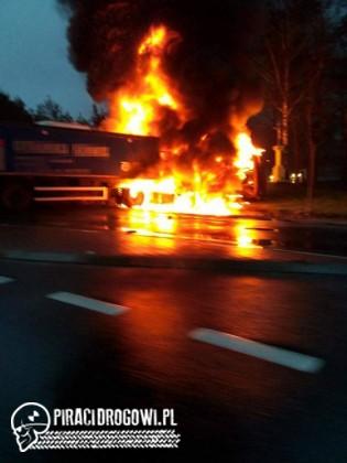 Dwie ciężarówki stanęły w ogniu po czołowym zderzeniu w Rudzie Malenieckiej