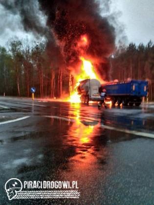 Dwie ciężarówki stanęły w ogniu po czołowym zderzeniu w Rudzie Malenieckiej