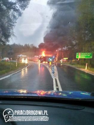 Dwie ciężarówki stanęły w ogniu po czołowym zderzeniu w Rudzie Malenieckiej