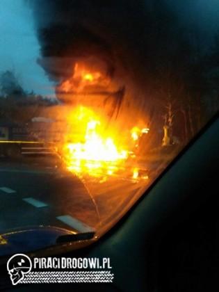 Dwie ciężarówki stanęły w ogniu po czołowym zderzeniu w Rudzie Malenieckiej