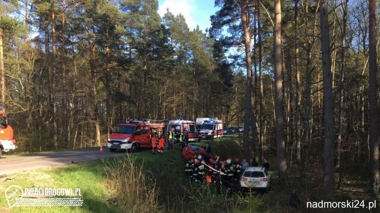 Dwa samochody po wypadku spadły z nasypu drogi