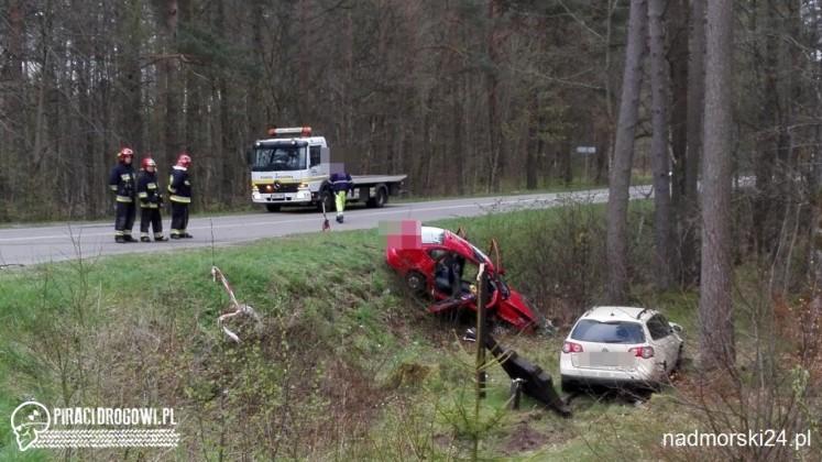 Dwa samochody po wypadku spadły z nasypu drogi