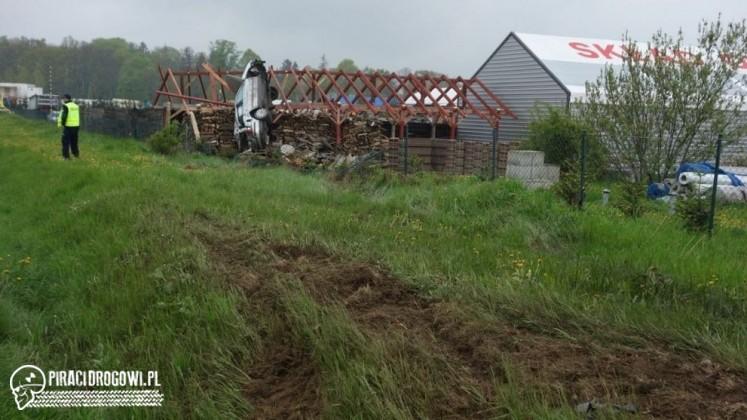 Z dużą prędkością uderzył w przepust i wylądował na wiacie z drewnem