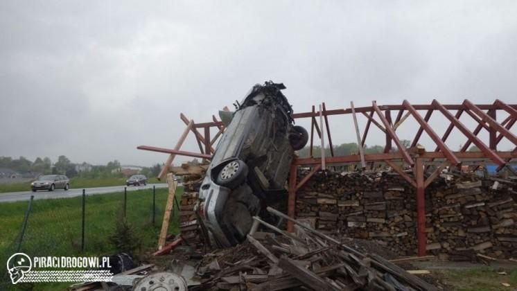 Z dużą prędkością uderzył w przepust i wylądował na wiacie z drewnem