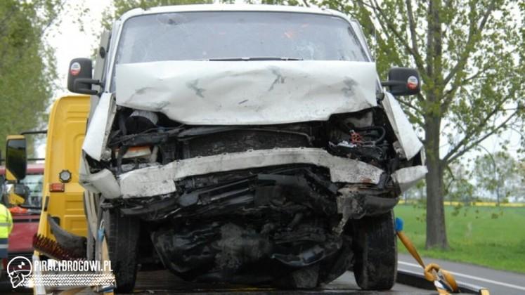 Czołowe zderzenie busa z audi. 5 osób rannych. Lądował śmigłowiec LPR