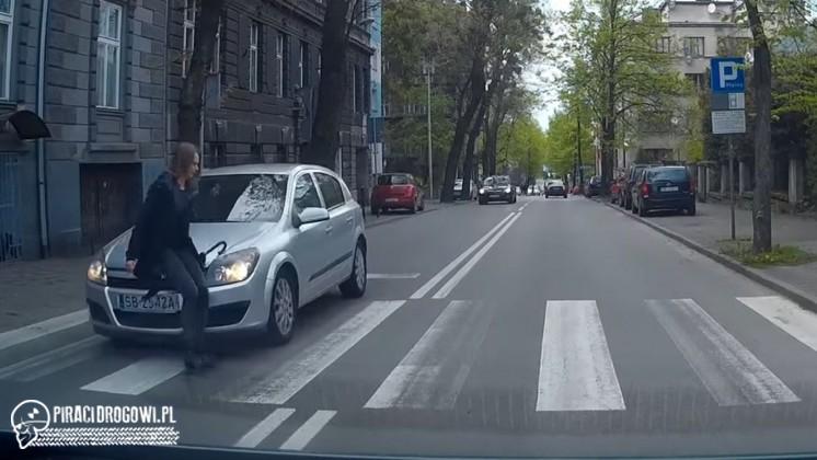 Potrącił dziewczynę na pasach. Pomylił gaz z hamulcem?