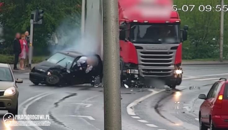 Nie zapięła pasów i własnym ciałem wygięła drzwi! Wypadek seicento z TIR-em!