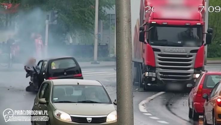 Nie zapięła pasów i własnym ciałem wygięła drzwi! Wypadek seicento z TIR-em!