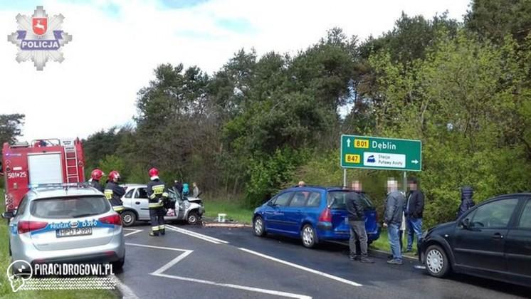 Czołowe zderzenie dwóch opli pod Puławami