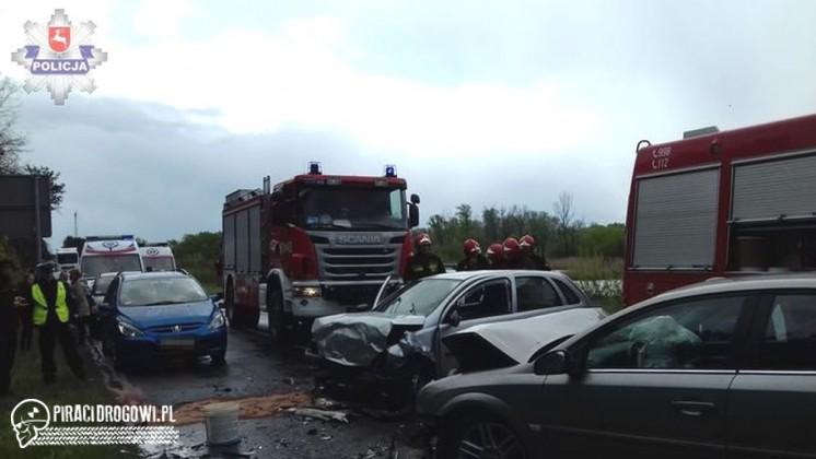 Czołowe zderzenie dwóch opli pod Puławami