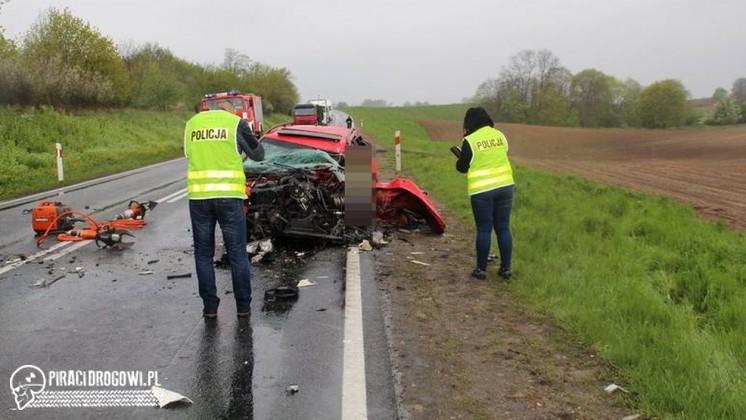 Tragiczna czołówka na krajowej 10. Osobówka zderzyła się z tirem